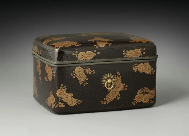 Cosmetics Box with Chrysanthemums
