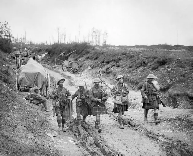 Bagpiper Battle of Bazentin Ridge 14-07-1916 IWM Q 4012