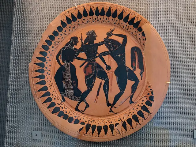 Black figure plate, Lydos, Theseus and Minotaur, ACMA, 190737