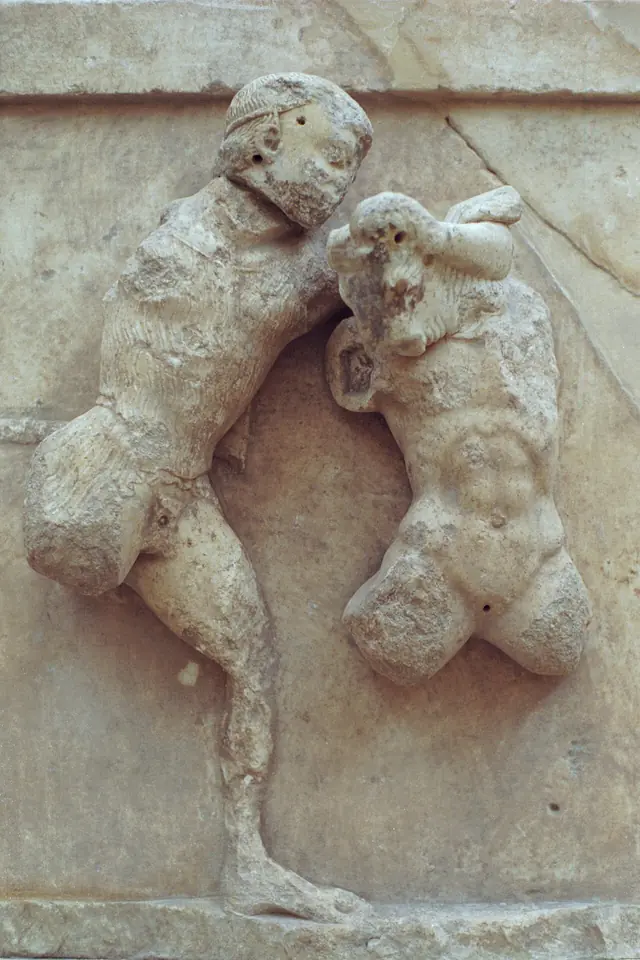 Metope, Treasury of Athenians, Theseus and Minotaur, 500 BC AM Delphi, Dlfm409