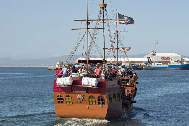 Jolly Roger Pirate Boat 4